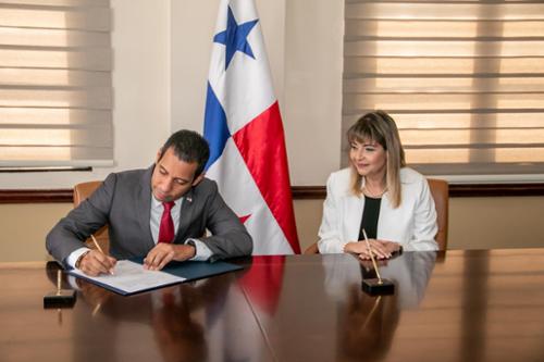 Firma del acta de posesión por S.E. Carlos Romero M. Ministro de Gobierno.
